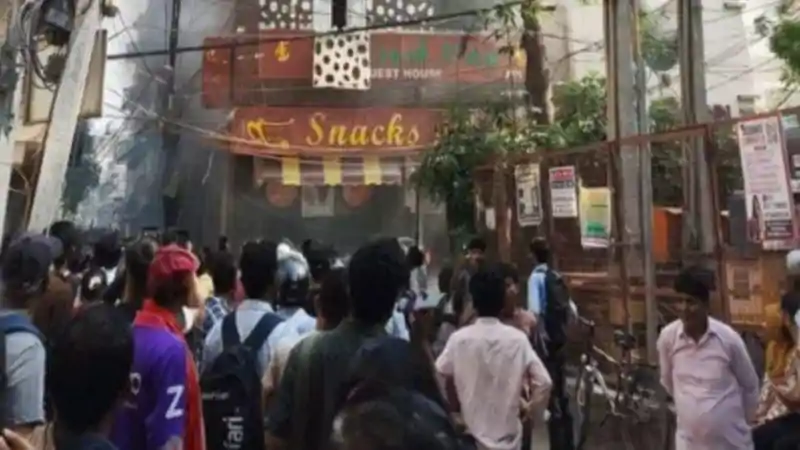 दिल्ली : मालवीय नगर के होटल में लगी भीषण आ*ग, अब तक 21 की मौत; सुरक्षा मानकों पर उठे गंभीर सवाल दिल्ली : मालवीय नगर के होटल में लगी भीषण आ*ग, अब तक 21 की मौत; सुरक्षा मानकों पर उठे गंभीर सवाल