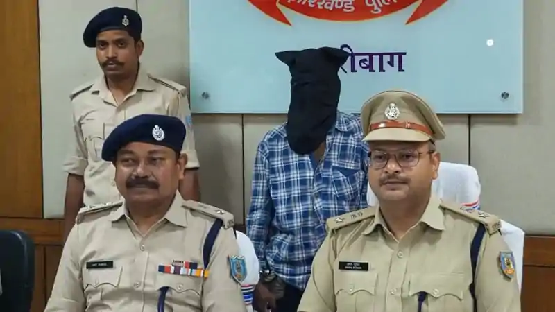 हजारीबाग में दो मासूमों की ह*त्या का खुलासा, आरोपी संजीत पासवान गिरफ्तार हजारीबाग में दो मासूमों की ह*त्या का खुलासा, आरोपी संजीत पासवान गिरफ्तार