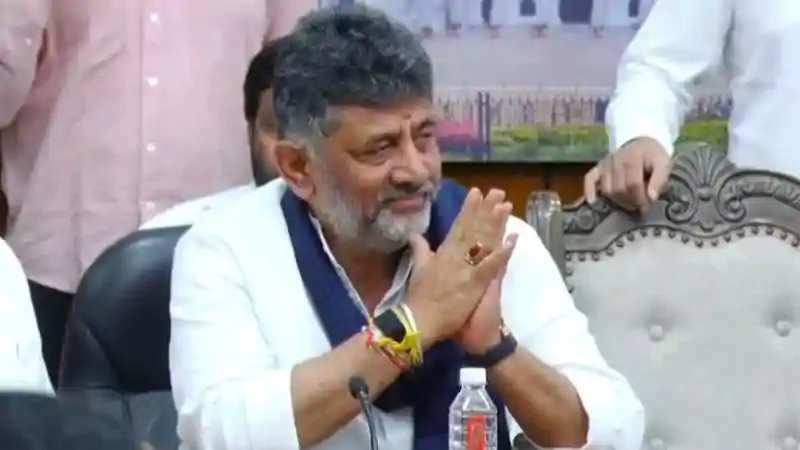डीके शिवकुमार ने संभाली कर्नाटक के CM पद की कमान, समावेशी शासन का दिया भरोसा डीके शिवकुमार ने संभाली कर्नाटक के CM पद की कमान, समावेशी शासन का दिया भरोसा