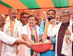 नितिन नवीन पहुंचे पटना, चटखारा फूड कोर्ट में आयोजित 'होली मिलन कार्यक्रम' में जमकर उड़े अबीर-गुलाल, लोगों ने खेली फूलों की होली ‎