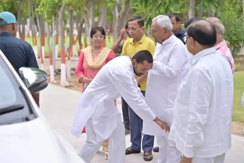 निशांत की 'सद्भाव यात्रा': पिता नीतीश कुमार का आशीर्वाद लेकर यात्रा पर निकले निशांत, कहा-सबको साथ लेकर चलना है