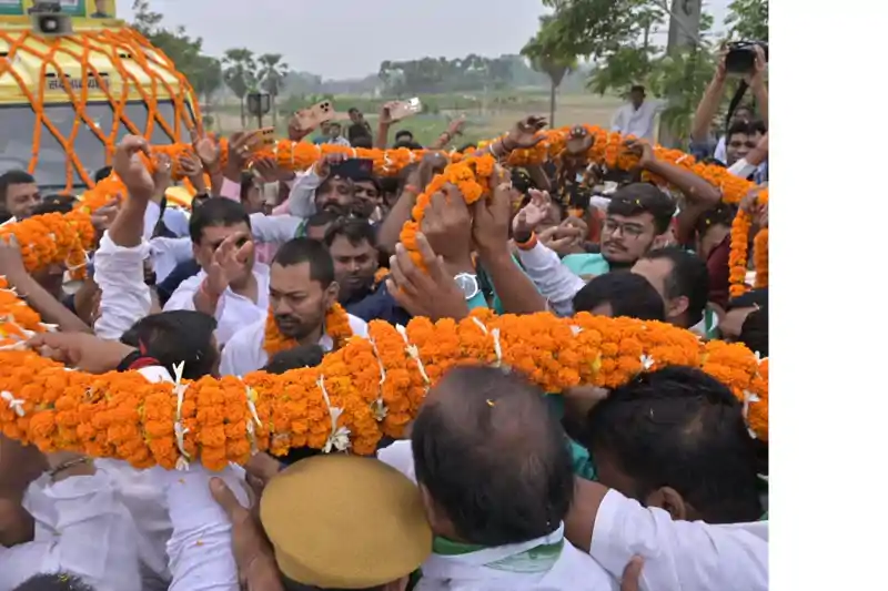 निशांत का काफिला पहुंचा हाजीपुर, होने लगी फूलों की बारिश, 'निशांत-नीतीश जिंदाबाद' से गूंज उठा इलाका निशांत का काफिला पहुंचा हाजीपुर, होने लगी फूलों की बारिश, 'निशांत-नीतीश जिंदाबाद' से गूंज उठा इलाका