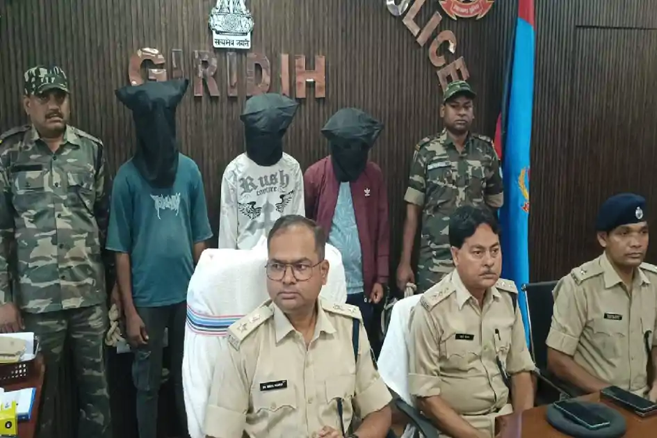 गिरिडीह में साइबर ठगी पर पुलिस का शिकंजा, तीन गिरफ्तार, दो आरोपी फरार