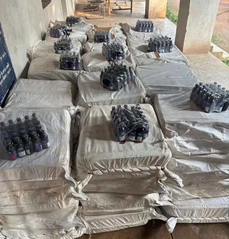 यूपी क्राइम ब्रांच की सूचना पर मांडर पुलिस की कार्रवाई, 13,400 बोतल फेंसाडाइल कफ सिरप जब्त 