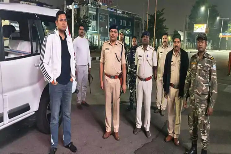 देर रात औचक निरीक्षण करने सड़कों पर उतरे रांची SSP राकेश रंजन, दो थाना प्रभारी से मांगा स्पष्टीकरण