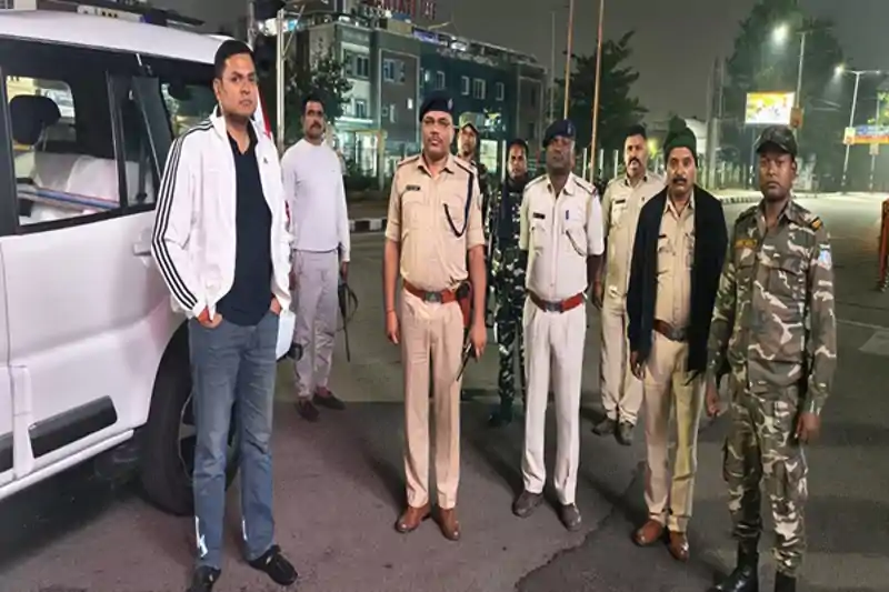 देर रात औचक निरीक्षण करने सड़कों पर उतरे रांची SSP राकेश रंजन, दो थाना प्रभारी से मांगा स्पष्टीकरण देर रात औचक निरीक्षण करने सड़कों पर उतरे रांची SSP राकेश रंजन, दो थाना प्रभारी से मांगा स्पष्टीकरण