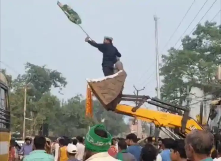 जेल में बंद रीतलाल के लिए सड़क पर उतरे लालू: JCB से बरसे फूल, भीड़ बोली – “ये लालू की आशिकी है”