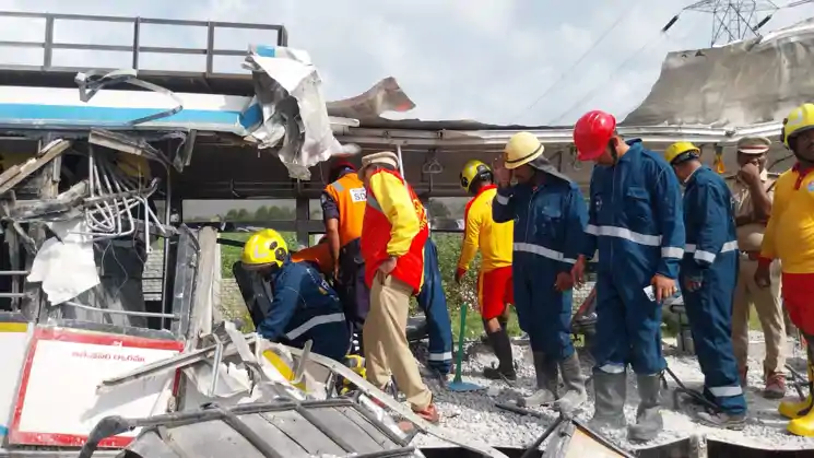 तेलंगाना में भीषण सड़क हादसा, रंगारेड्डी में बस और टिपर की टक्कर में 20 की मौ*त, कई घायल