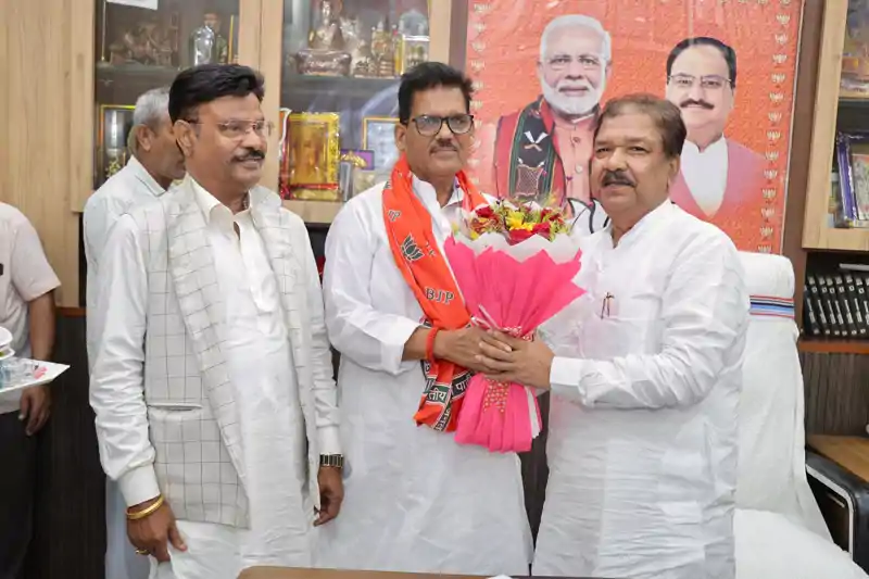 जनसुराज नेता रंजीत झा और राजद के पूर्व विधायक सुरेश मेहता भाजपा में हुए शामिल दिलीप जायसवाल