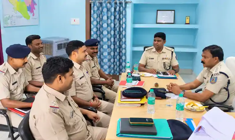 SDPO ने की क्राइम मीटिंग, दुर्गा पूजा को लेकर दिए कड़े निर्देश SDPO ने की क्राइम मीटिंग, दुर्गा पूजा को लेकर दिए कड़े निर्देश