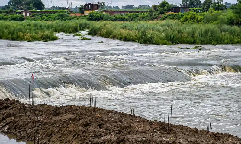 लगातार हो रही बारिश बनी आफत, नदियों में आया उफान, लोगों में दहशत लगातार हो रही बारिश बनी आफत, नदियों में आया उफान, लोगों में दहशत