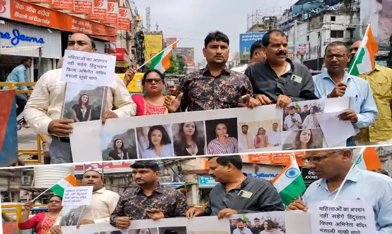 स्वरा के जौहर वाले बयान पर बवाल, पोस्टर पर पोता कालिख