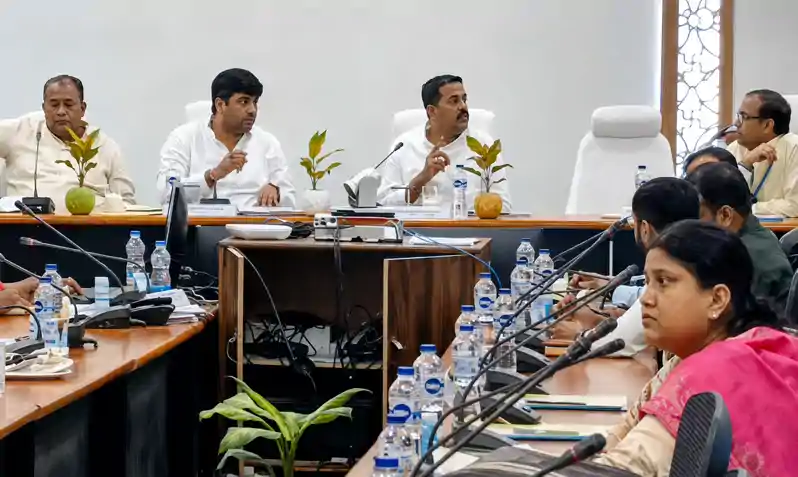 गंडक नदी में जलस्तर बढ़ने से कटाव जारी, कलेक्ट्रेट में हुई आपदा की मीटिंग गंडक नदी में जलस्तर बढ़ने से कटाव जारी, कलेक्ट्रेट में हुई आपदा की मीटिंग