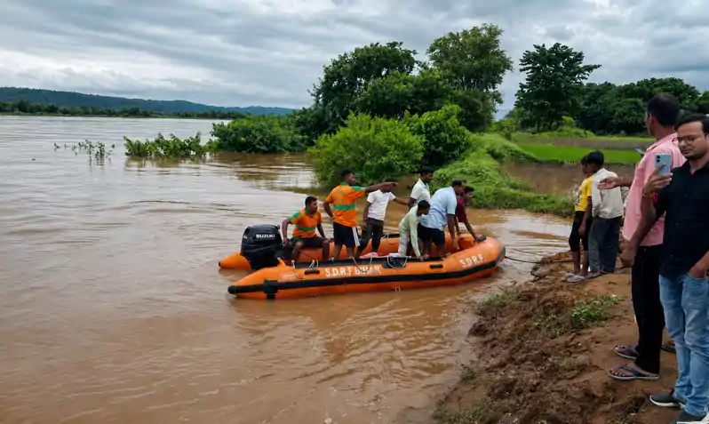 लगातार बारिश से बाढ़ जैसे हालात, दर्जनों घरों में घुसा बाढ़ का पानी, घर में कैद लोगों का रेस्क्यू लगातार बारिश से बाढ़ जैसे हालात, दर्जनों घरों में घुसा बाढ़ का पानी, घर में कैद लोगों का रेस्क्यू