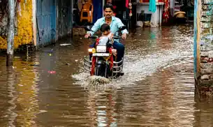 कुछ घंटों की बारिश ने खोले विकास के दावे, मंत्री के विधानसभा क्षेत्र में डूबे सड़क कुछ घंटों की बारिश ने खोले विकास के दावे, मंत्री के विधानसभा क्षेत्र में डूबे सड़क