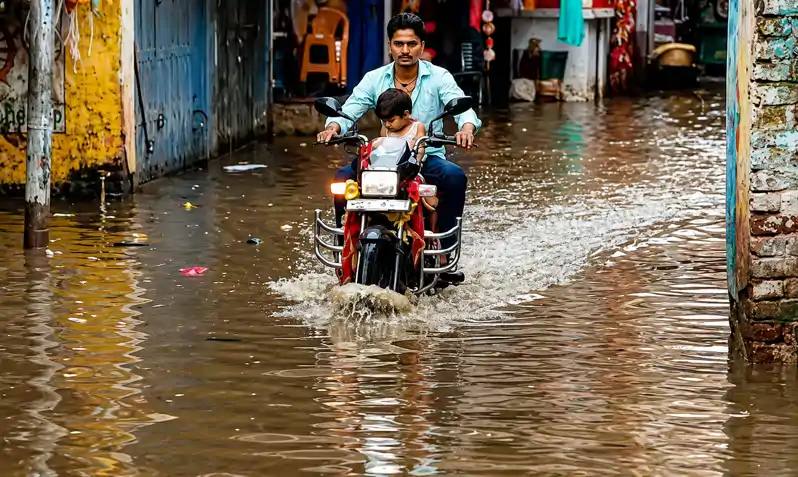 कुछ घंटों की बारिश ने खोले विकास के दावे, मंत्री के विधानसभा क्षेत्र में डूबे सड़क कुछ घंटों की बारिश ने खोले विकास के दावे, मंत्री के विधानसभा क्षेत्र में डूबे सड़क