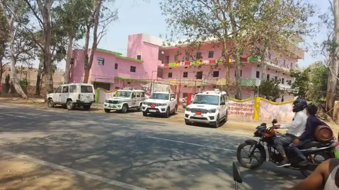 रोहतास : रेस्टोरेंट की आड़ में चल रहे देह व्यापार का भंडाफोड़, 80 लोग गिरफ्तार 