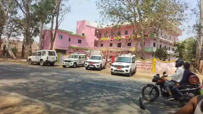 रोहतास : रेस्टोरेंट की आड़ में चल रहे देह व्यापार का भंडाफोड़, 80 लोग गिरफ्तार रोहतास : रेस्टोरेंट की आड़ में चल रहे देह व्यापार का भंडाफोड़, 80 लोग गिरफ्तार