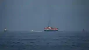 होर्मुज जलडमरूमध्य में बढ़ा खतरा! हमलों से समुद्री यातायात लगभग ठप, IFC-IOR ने जारी की चेतावनी