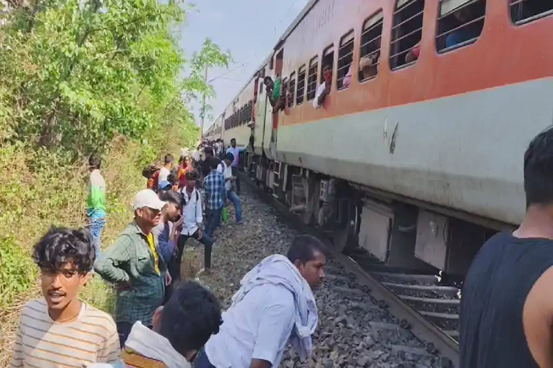 जामताड़ा के पास चलती ट्रेन के कोच में उठा धुआं, यात्रियों में मची अफरा-तफरी जामताड़ा के पास चलती ट्रेन के कोच में उठा धुआं, यात्रियों में मची अफरा-तफरी