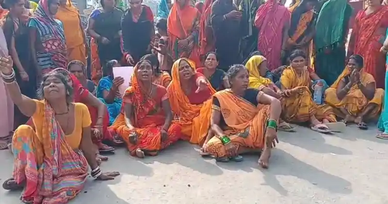 लापता बच्चे को खोजने की कोशिश अबतक नाकाम, आक्रोशित परिजनों ने किया एनएच जाम लापता बच्चे को खोजने की कोशिश अबतक नाकाम, आक्रोशित परिजनों ने किया एनएच जाम