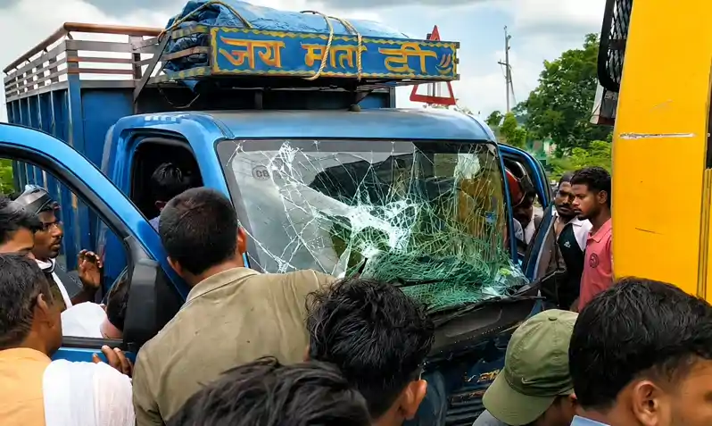 रॉन्ग साइड चल रही स्कूल वैन की हाईवे पर तीन वाहनों की भिड़ंत, महिला समेत चार घायल रॉन्ग साइड चल रही स्कूल वैन की हाईवे पर तीन वाहनों की भिड़ंत, महिला समेत चार घायल