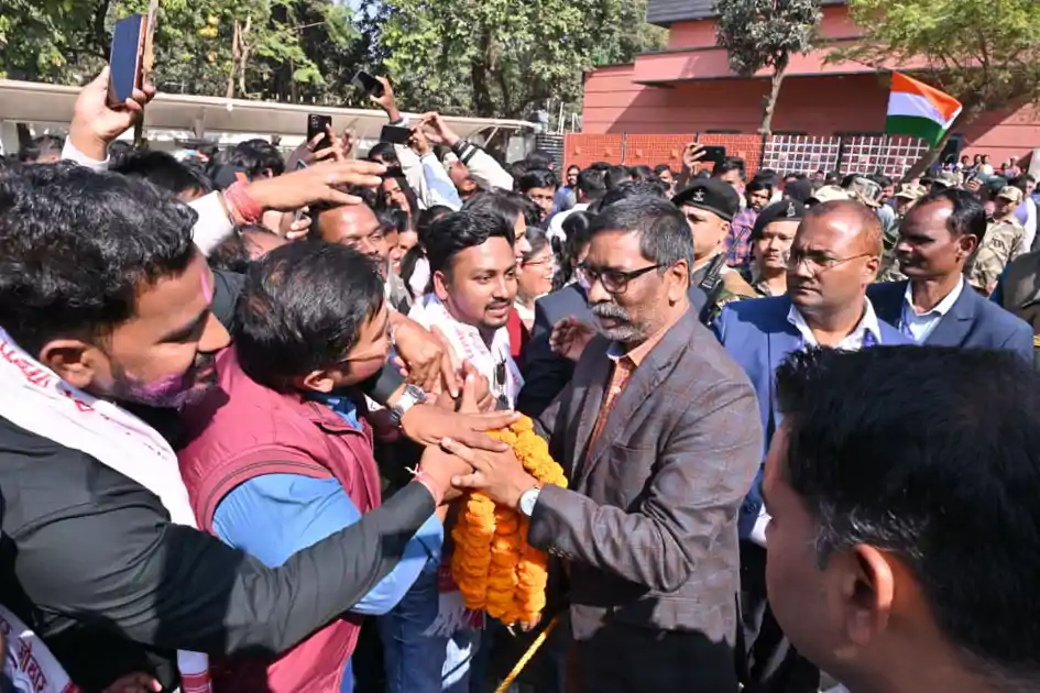 JSSC-CGL परीक्षा का परिणाम जारी, ढोल-नगाड़ों के साथ CM हाउस पहुंचे अभ्यर्थी 