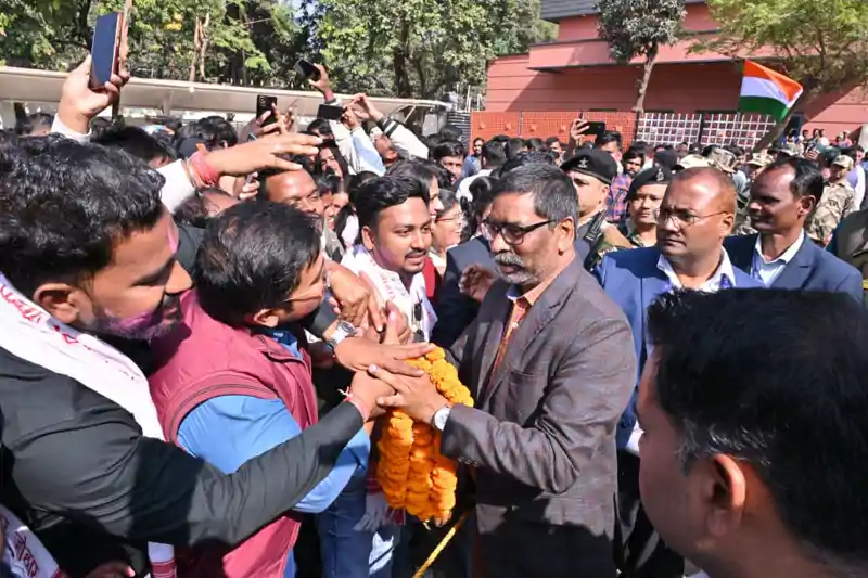 JSSC-CGL परीक्षा का परिणाम जारी, ढोल-नगाड़ों के साथ CM हाउस पहुंचे अभ्यर्थी JSSC-CGL परीक्षा का परिणाम जारी, ढोल-नगाड़ों के साथ CM हाउस पहुंचे अभ्यर्थी