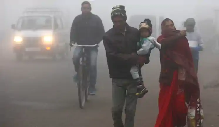 बिहार में फिर बदला मौसम का मिजाज, 10 जिलों में कोहरे का कहर; ठिठुरन बढ़ी