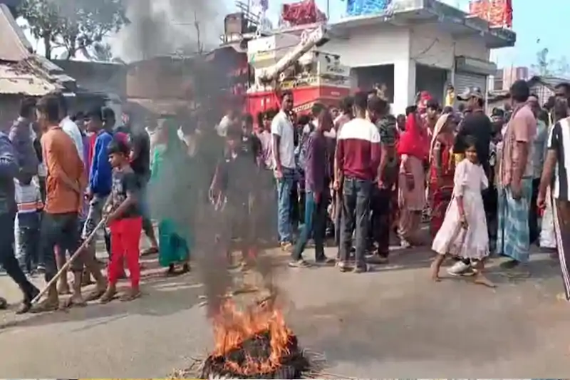 साहिबगंज में जमीन विवाद ने लिया खू*नी रूप, युवक की पीट-पीटकर ह*त्या साहिबगंज में जमीन विवाद ने लिया खू*नी रूप, युवक की पीट-पीटकर ह*त्या