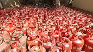 होली-दिवाली पर दिल्लीवासियों को बड़ी सौगात, मुफ्त गैस सिलेंडर योजना को कैबिनेट की मंजूरी