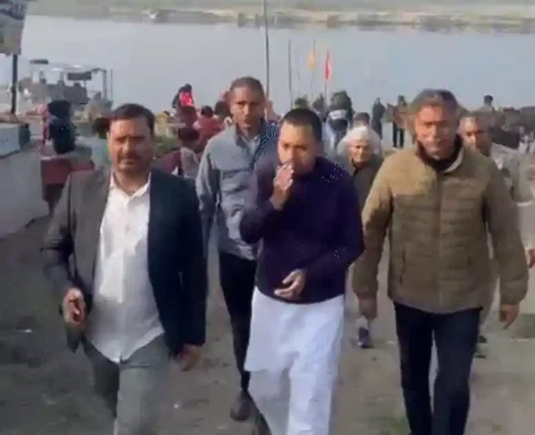 नीतीश कुमार के बेटे निशांत पहुंचे वृंदावन, कभी पैदल तो कभी ई रिक्शा से किया सफर