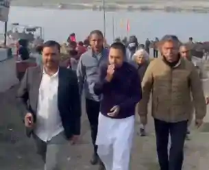 नीतीश कुमार के बेटे निशांत पहुंचे वृंदावन, कभी पैदल तो कभी ई रिक्शा से किया सफर