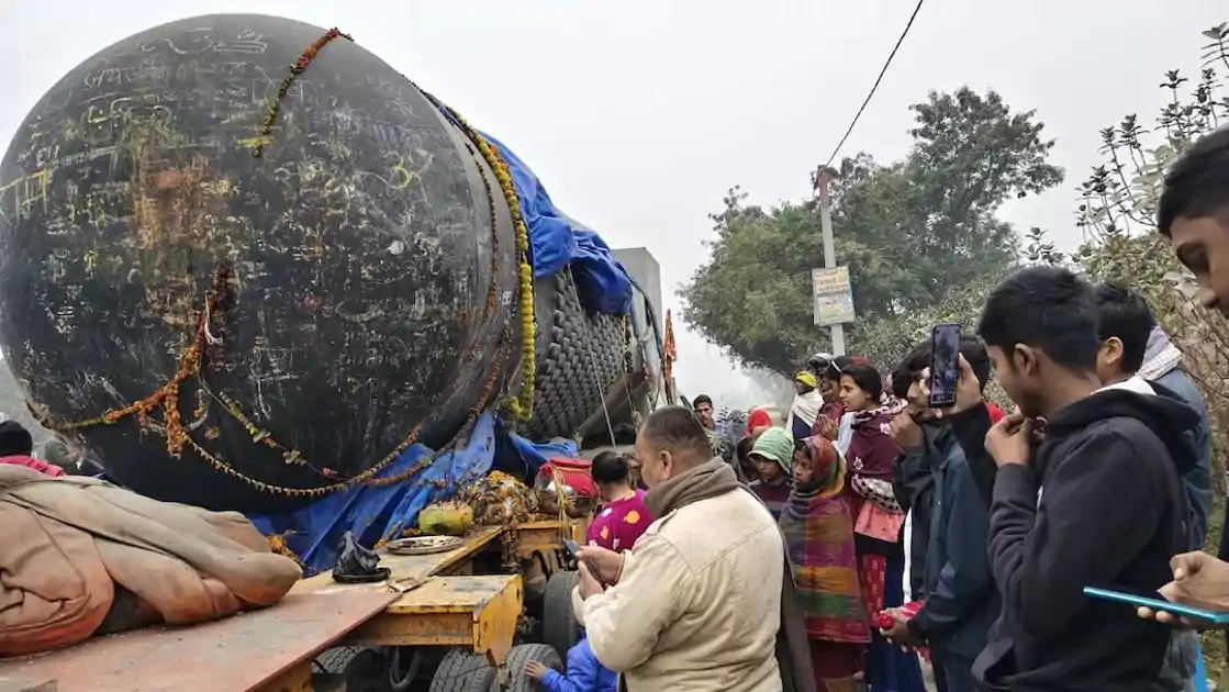 दुनिया का सबसे बड़ा शिवलिंग बिहार पहुंचा, श्रद्धालुओं की उमड़ी भीड़, 17 जनवरी को होगी स्थापना