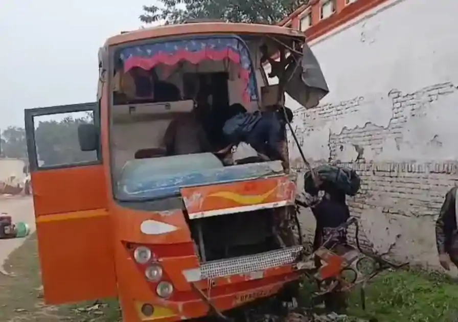 जमुई में बड़ा हादसा टला, बस-ट्रक की टक्कर, 55 तीर्थयात्री सुरक्षित