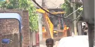 पुलिस की बडी कार्रवाई, गैंगस्टर के भाई के घर पर चला पीला पंजा