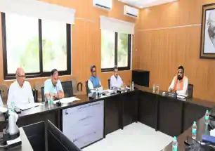 सीएम सम्राट ने सड़कों को दुरुस्त और चौड़ीकरण के दिए निर्देश, ग्रामीण कार्य विभाग के साथ समीक्षा बैठक