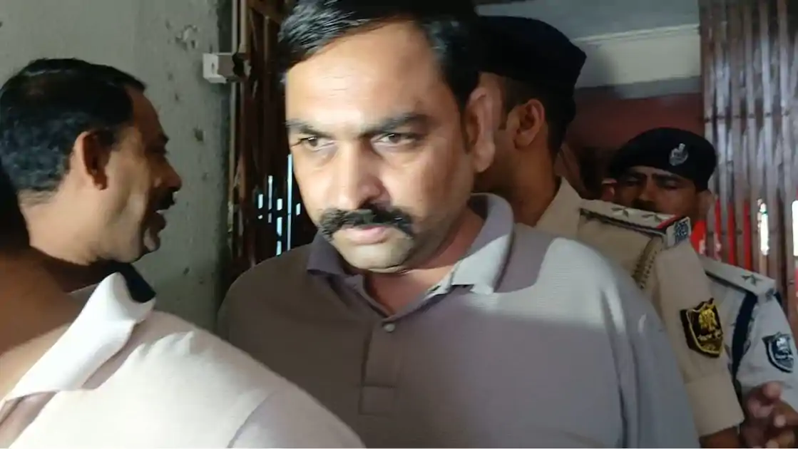 खान सर के कोचिंग पहुंची 100 से ज्यादा पुलिस, एक मिनट में उठा लिया, मचा हड़कंप   