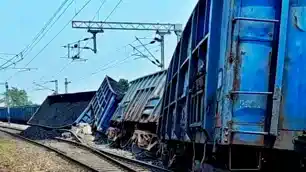 पलामू में बड़ा रेल हादसा! राजहरा स्टेशन के पास मालगाड़ी के आठ डिब्बे बेपटरी, परिचालन ठप