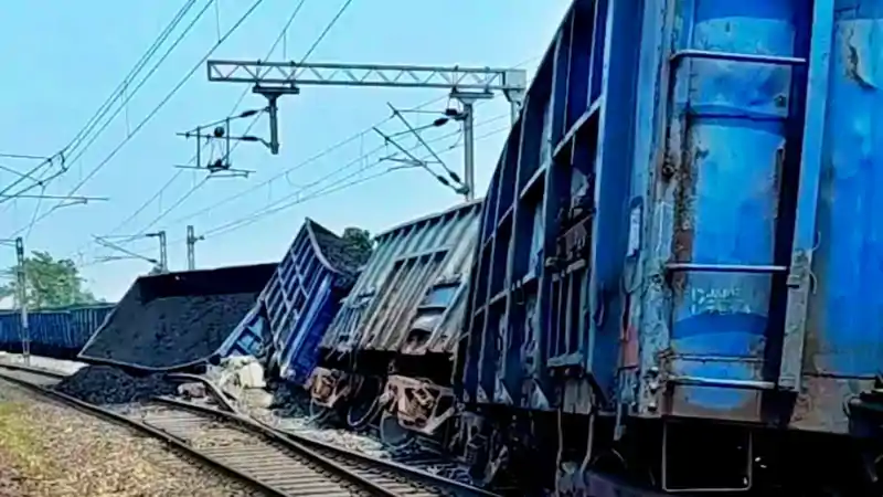 पलामू में बड़ा रेल हादसा! राजहरा स्टेशन के पास मालगाड़ी के आठ डिब्बे बेपटरी, परिचालन ठप