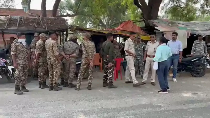 तीनमहुआ में तनाव के बाद प्रशासन अलर्ट, पथराव मामले में 8 गिरफ्तार तीनमहुआ में तनाव के बाद प्रशासन अलर्ट, पथराव मामले में 8 गिरफ्तार