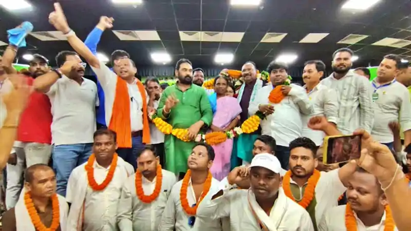कोल्हान की राजनीति में हलचल, कांग्रेस नेता के.पी. सोरेन ने थामा झामुमो का दामन 
