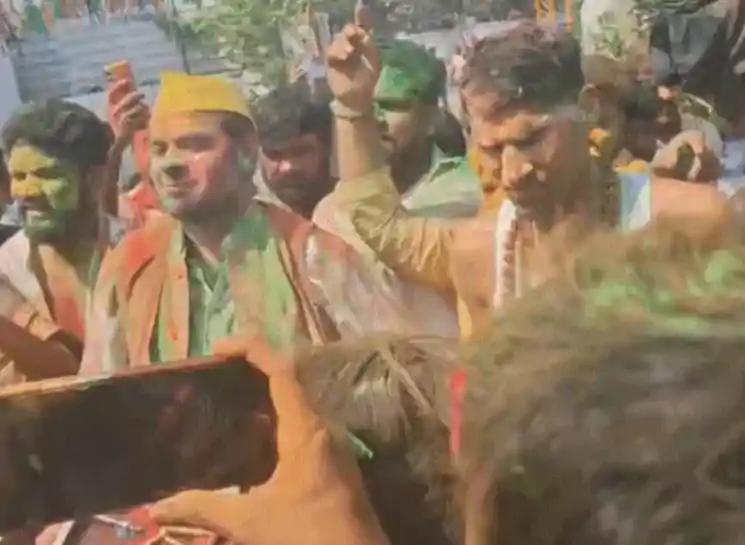 बिहार में सियासी होली का रंग: तेजप्रताप यादव की ‘कुर्ता फाड़’ होली, तेजस्वी यादव ने बेटी संग खेला गुलाल