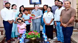 राज्यपाल से मिले नन्हें तैराक इशांक, पाक जलडमरूमध्य पार कर बढ़ाया झारखंड और देश का मान