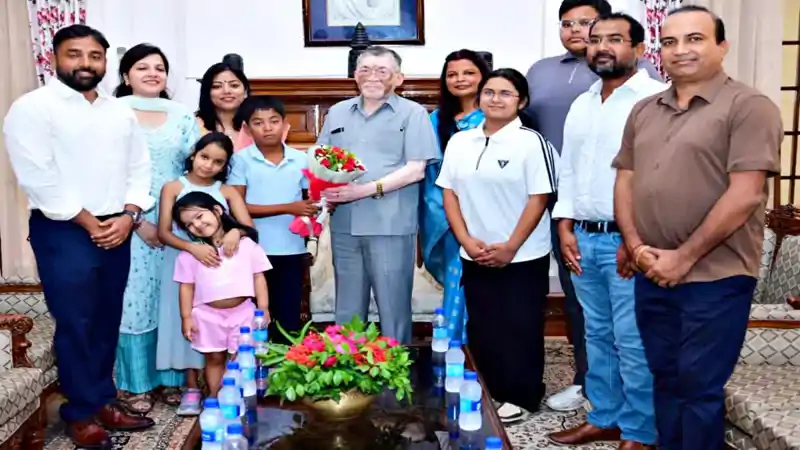 राज्यपाल से मिले नन्हें तैराक इशांक, पाक जलडमरूमध्य पार कर बढ़ाया झारखंड और देश का मान राज्यपाल से मिले नन्हें तैराक इशांक, पाक जलडमरूमध्य पार कर बढ़ाया झारखंड और देश का मान