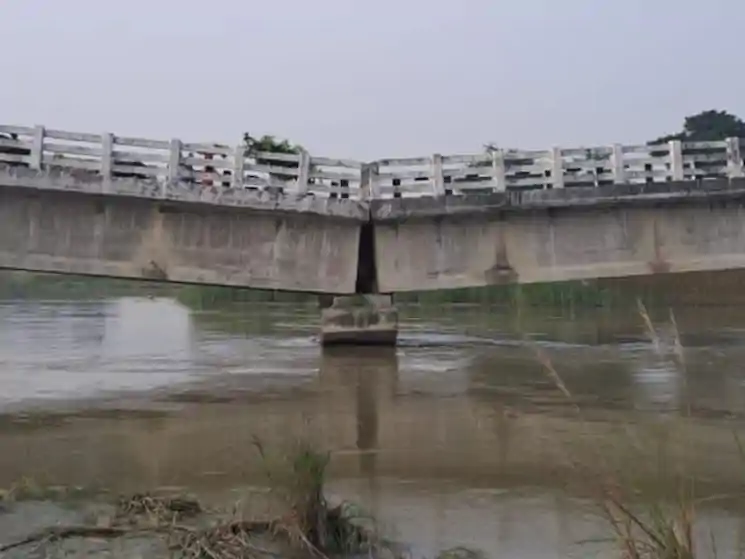 बिहार में एक और पुल धंसा, अररिया में 4 करोड़ की लागत से बना था; वाहनों की आवाजाही बंद