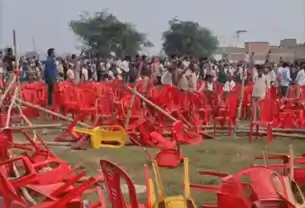 मुजफ्फरपुर में चिराग पासवान की सभा में बवाल: 5 घंटे की देरी से पहुंचे, भीड़ ने फेंकी कुर्सियां