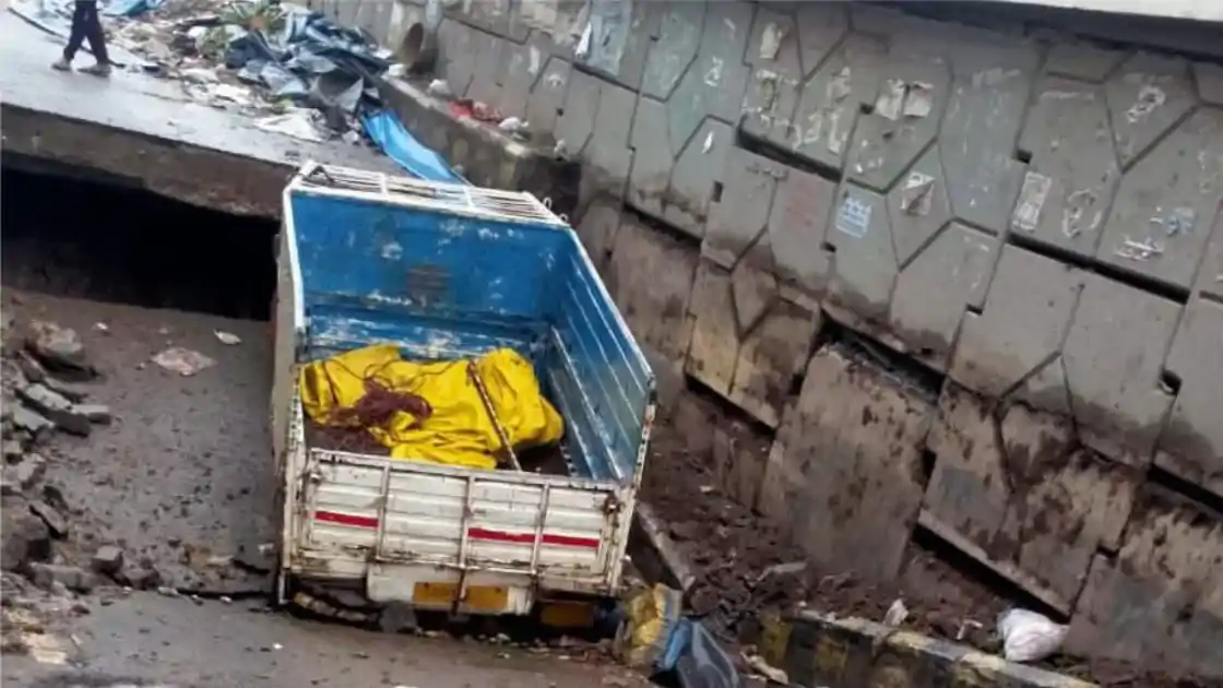 पटना में मीठापुर फ्लाईओवर के नीचे सड़क धंसी, कई वाहन फंसे