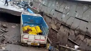 पटना में मीठापुर फ्लाईओवर के नीचे सड़क धंसी, कई वाहन फंसे