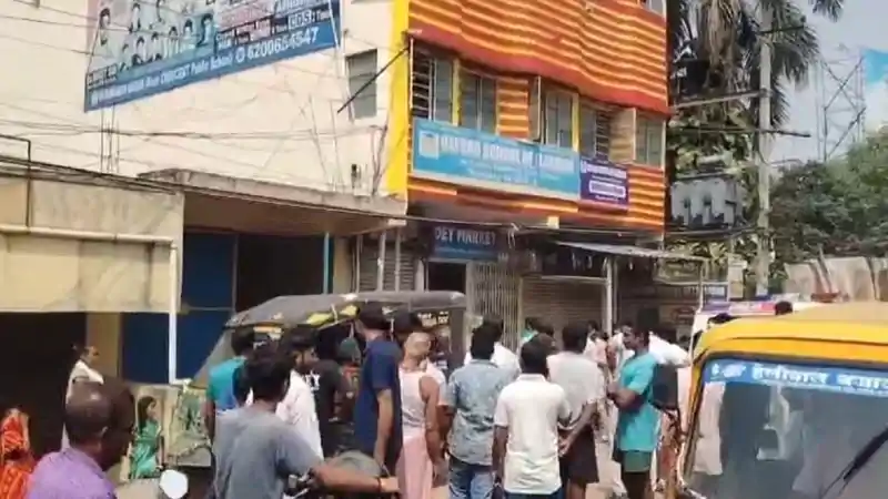 जितिया पर्व के पारण से पहले बेटे की छत से गिरकर मौत जितिया पर्व के पारण से पहले बेटे की छत से गिरकर मौत